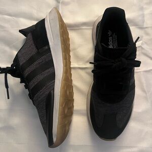 Adidas Women’s  Black and Gray Sneakers with Gum Sole